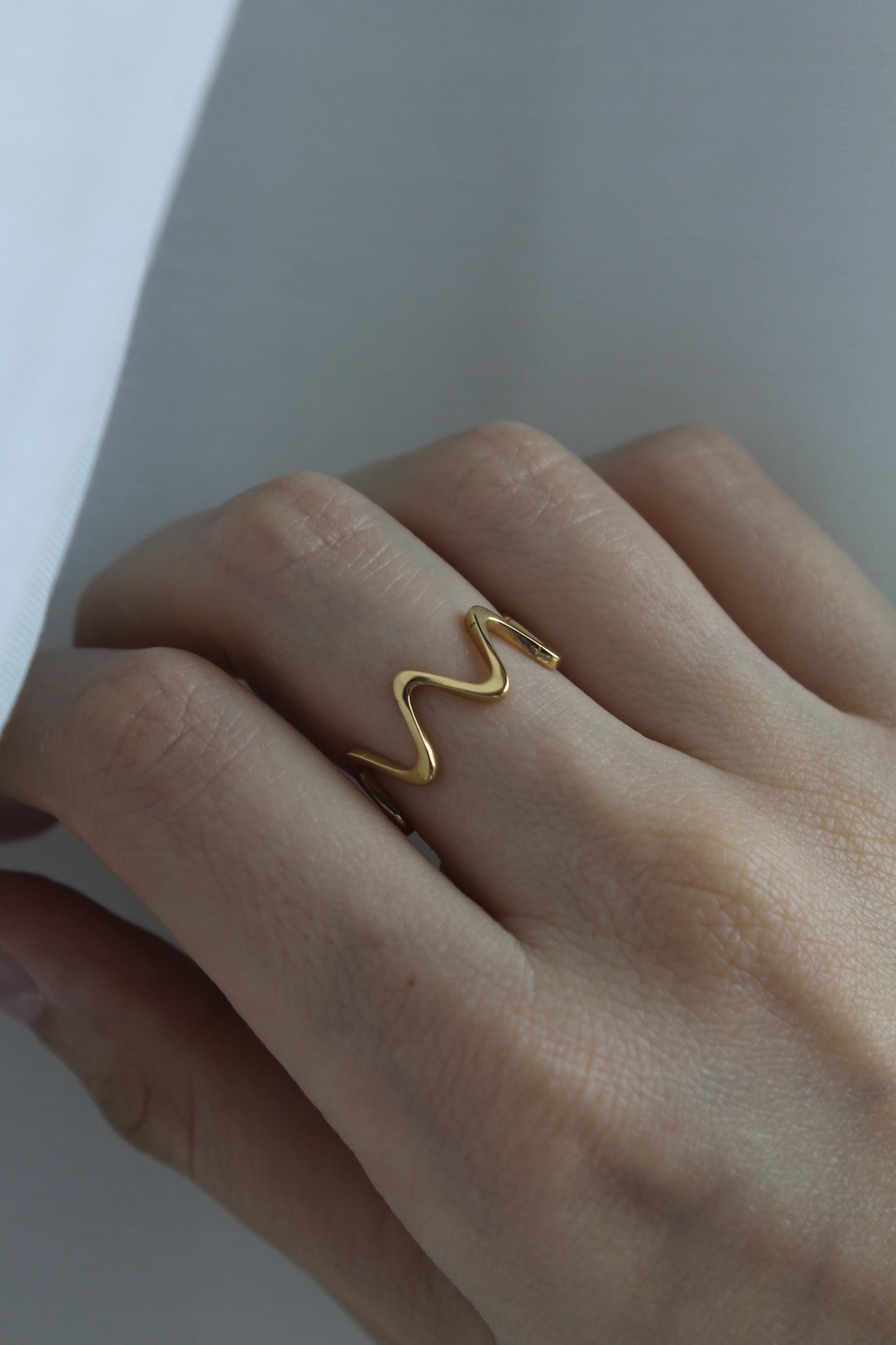 Wavy gold (ring)